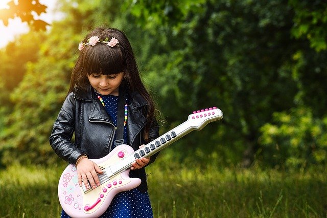 dívka s kytarou